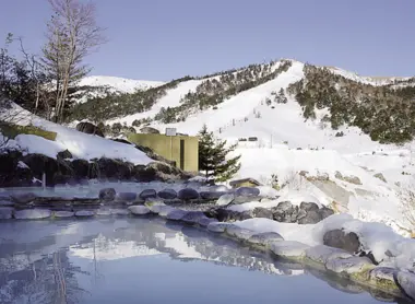 Un rotenburo de Manza Onsen donnant sur la montagne. Un rotenburo de Manza Onsen donnant sur la montagne.