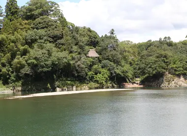 Le pavillon du Furo-an surplombant la rivière Hiji.