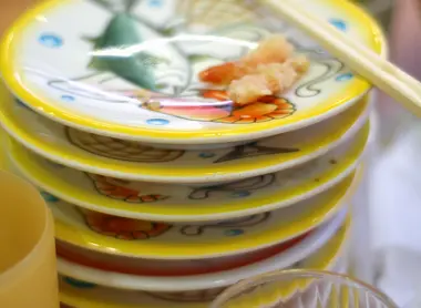 Les assiettes empilées après la fin d'un repas dans un kaitenzushi.