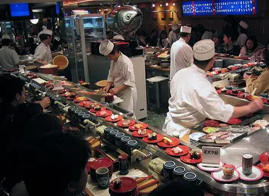 Un kaitensushi de Shibuya : comme on peut le voir des cannettes et des desserts sont aussi proposés sur les petites assiettes.
