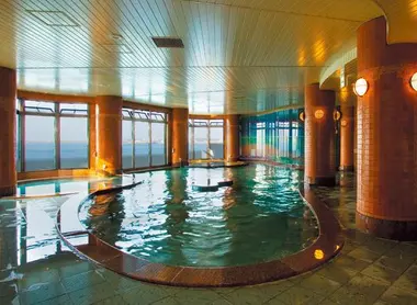 Les bassins intérieurs du Enoshima Island Spa.