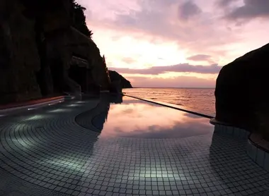 Vue au crépuscule depuis le bassin extérieur du Enoshima Island Spa.