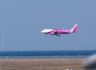 Un avion de la compagnie Peach atterrit à Kansai Airport Un avion de la compagnie Peach atterrit à Kansai Airport