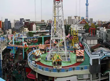 Le parc d'attractions Hanayashiki, un des plus vieux du Japon Le parc d'attractions Hanayashiki, un des plus vieux du Japon