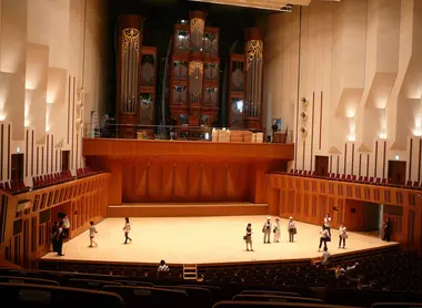 Le hall central du Tokyo Geijutsu Gekijo (Tokyo Metropolitain Theatre) Le hall central du Tokyo Geijutsu Gekijo (Tokyo Metropolitain Theatre)
