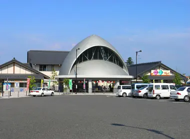 La michi no eki de Ryuô dans la prefecture de Shiga au design étrange. La michi no eki de Ryuô dans la prefecture de Shiga au design étrange.
