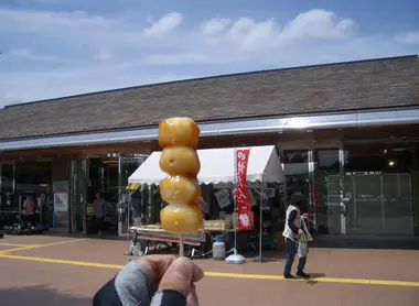 Des dango mochi, typiquement le type d'encas que l'on peut trouver dans les michi no eki Des dango mochi, typiquement le type d'encas que l'on peut trouver dans les michi no eki