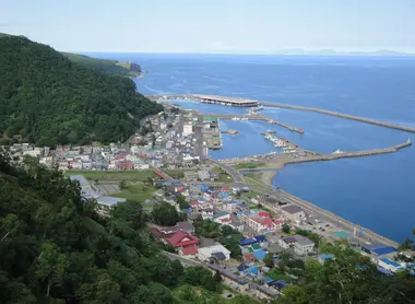 Le port de pêche de Rausu vu des hauteurs