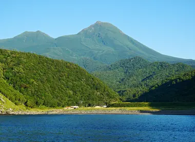 Le Mont Rausu vu depuis la mer Okhotsk Le Mont Rausu vu depuis la mer Okhotsk
