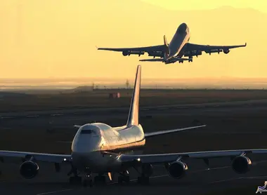 Des avions se croisent à l'aéroport du Kansai 