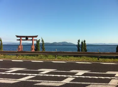 Une des vues que l'on peut voir lorsque l'on fait le tour du lac Biwa en vélo Une des vues que l'on peut voir lorsque l'on fait le tour du lac Biwa en vélo
