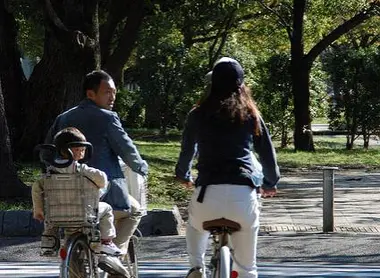 Au Japon, on fait du vélo sur le trottoir. Au Japon, on fait du vélo sur le trottoir.