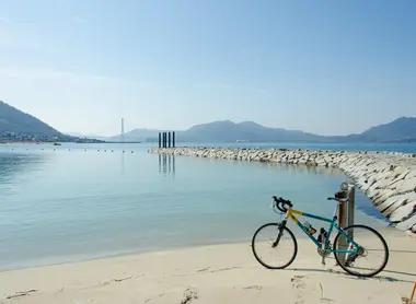 La ruta para bicis Shimanami Kaido pasa por muchas playas. La ruta para bicis Shimanami Kaido pasa por muchas playas.