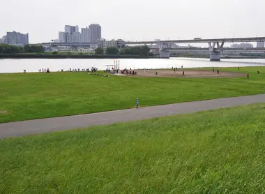 La longue piste cyclable de la rivière Arakawa donne un tout autre point de vue sur Tokyo. La longue piste cyclable de la rivière Arakawa donne un tout autre point de vue sur Tokyo.