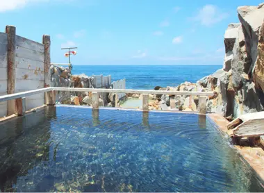 La vue depuis un des bains du Saki no Yu de Shirahama.