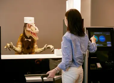 Un dinosaure vous aide à faire votre check-in