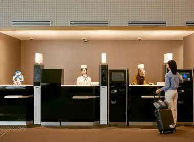 Un trío poco convencional recibe a los clientes. Un trío poco convencional recibe a los clientes.
