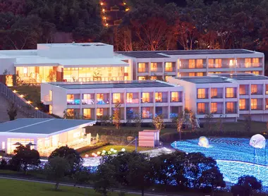 L'agencement des bâtiments et les panneaux solaires participent aux économies d'énergie