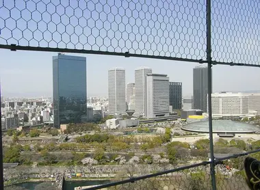 Así se ve el Osaka-jo Hall desde el castillo. Así se ve el Osaka-jo Hall desde el castillo.