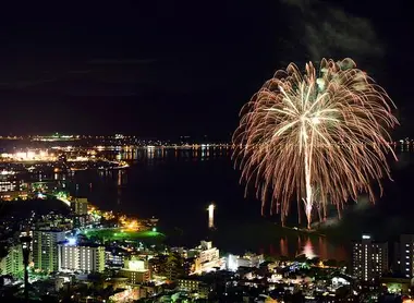 Le feux d'artifice du lac Suwa Le feux d'artifice du lac Suwa