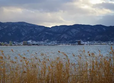Le lac Suwa de jour.