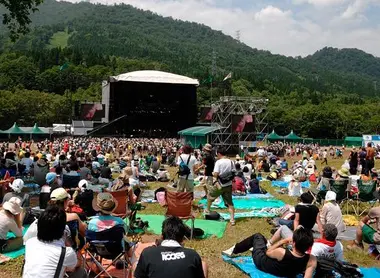 La scène principale du Fuji Rock Festival. La scène principale du Fuji Rock Festival.