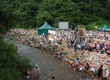 La foule profite de la nature au Fuji Rock Festival.