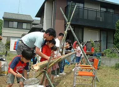 Une fête de nagashi-sômen improvisée. Une fête de nagashi-sômen improvisée.