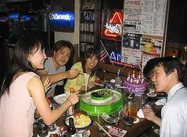 Certains restaurants servent une version moderne des nagashi-sômen. Certains restaurants servent une version moderne des nagashi-sômen.