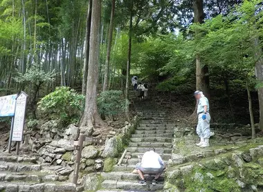 Des pèlerins arrivent et repartent du Seiganto-ji par le chemin Kumano Kodo.