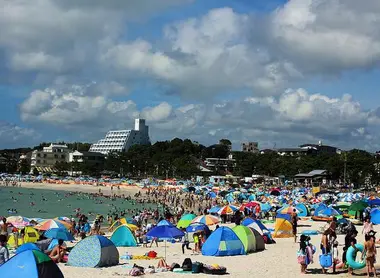 Les plages de Shirahama sont presque aussi bondées que celles de Saint Tropez entre le 14 juillet et le 15 août.