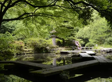 Un moment paisible au bord de l'étang du sanctuaire Oyama jinja Un moment paisible au bord de l'étang du sanctuaire Oyama jinja