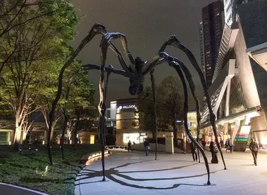 La sculpture en forme d'araignée nommée "Maman" au pied de la Roppongi Hills Mori Tower. La sculpture en forme d'araignée nommée "Maman" au pied de la Roppongi Hills Mori Tower.