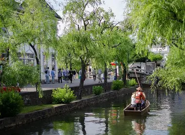Des touristes font une promenade en bateau à Kurashiki.