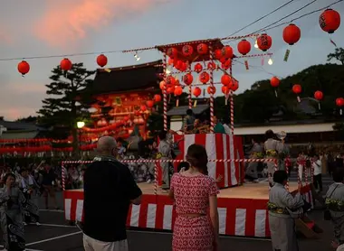 L'estrade d'un O-bon matsuri. L'estrade d'un O-bon matsuri.