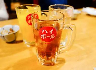 Des verres d'haibôlu mélange de whisky et soda.