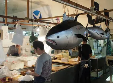 Des vendeurs de poisson au marché Tsukiji. Des vendeurs de poisson au marché Tsukiji.
