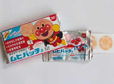 Les Muhi pacchi, patches qui évitent que les enfants grattent leurs piqûres de moustiques.