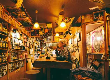 Un des microscopiques bars du Golden Gai de Tokyo. Un des microscopiques bars du Golden Gai de Tokyo.
