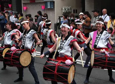Des joueuses de taiko au Narita Taiko Festival.