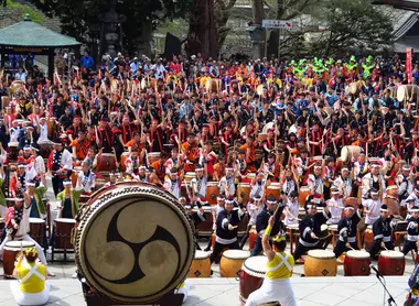 Diverses strates de joueurs de taiko au Narita Taiko Festival.