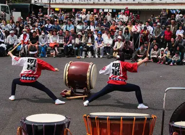 Une performance de taiko au Narita Taiko Matsuri.