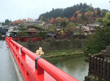 Le pont Nakabashi de Takayama où l'on peut passer avec un guide Satoyama experience.