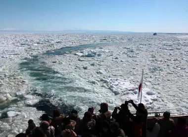 Vista desde el barco Aurora que permite dar un paseo sobre el mar de hielo de Okhotsk. Vista desde el barco Aurora que permite dar un paseo sobre el mar de hielo de Okhotsk.