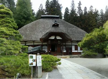 Le magnifique temple Jorakuji et son toit de chaume.