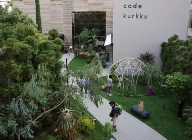 L'allée végétale menant au restaurant Code Kurkku