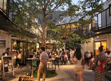Ambiance intime et conviviale à la tombée de la nuit