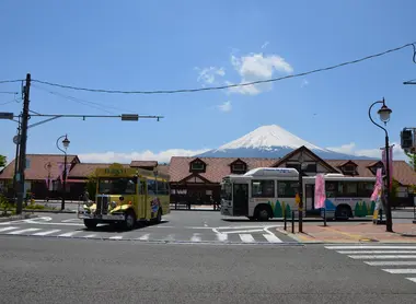 La gare de Kawaguchiko avec en fond le Mont Fuji
