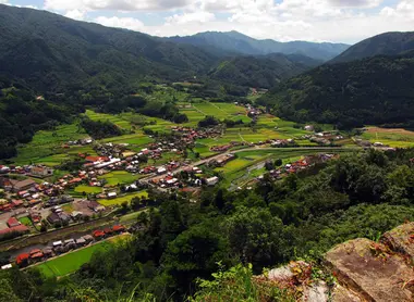 Panorama sur la vallée depuis le mont Reigi Panorama sur la vallée depuis le mont Reigi