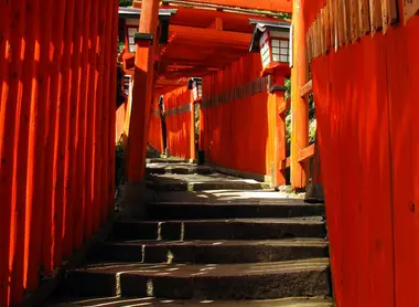 Le tunnel des mille torii menant au temple Le tunnel des mille torii menant au temple